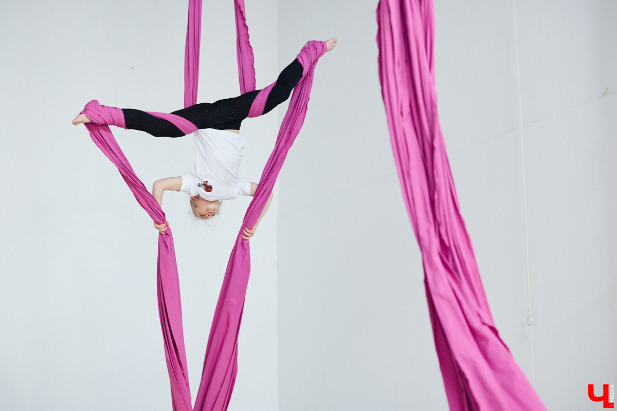 Кристина Сапилова — воздушная гимнастка. И не только! С 2017 года она тренирует целую команду. Мы побывали на занятиях юных дарований и пообщались с их наставницей о красивом, но сложном виде спорта.