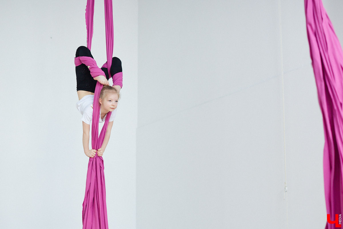 Кристина Сапилова — воздушная гимнастка. И не только! С 2017 года она тренирует целую команду. Мы побывали на занятиях юных дарований и пообщались с их наставницей о красивом, но сложном виде спорта.