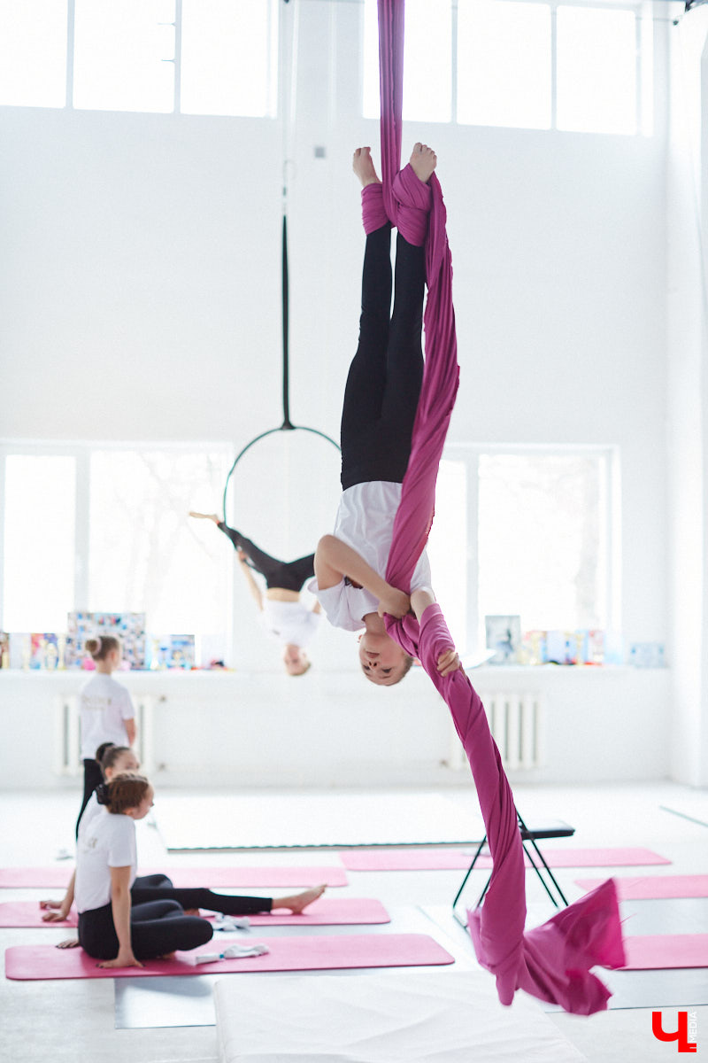 Кристина Сапилова — воздушная гимнастка. И не только! С 2017 года она тренирует целую команду. Мы побывали на занятиях юных дарований и пообщались с их наставницей о красивом, но сложном виде спорта.