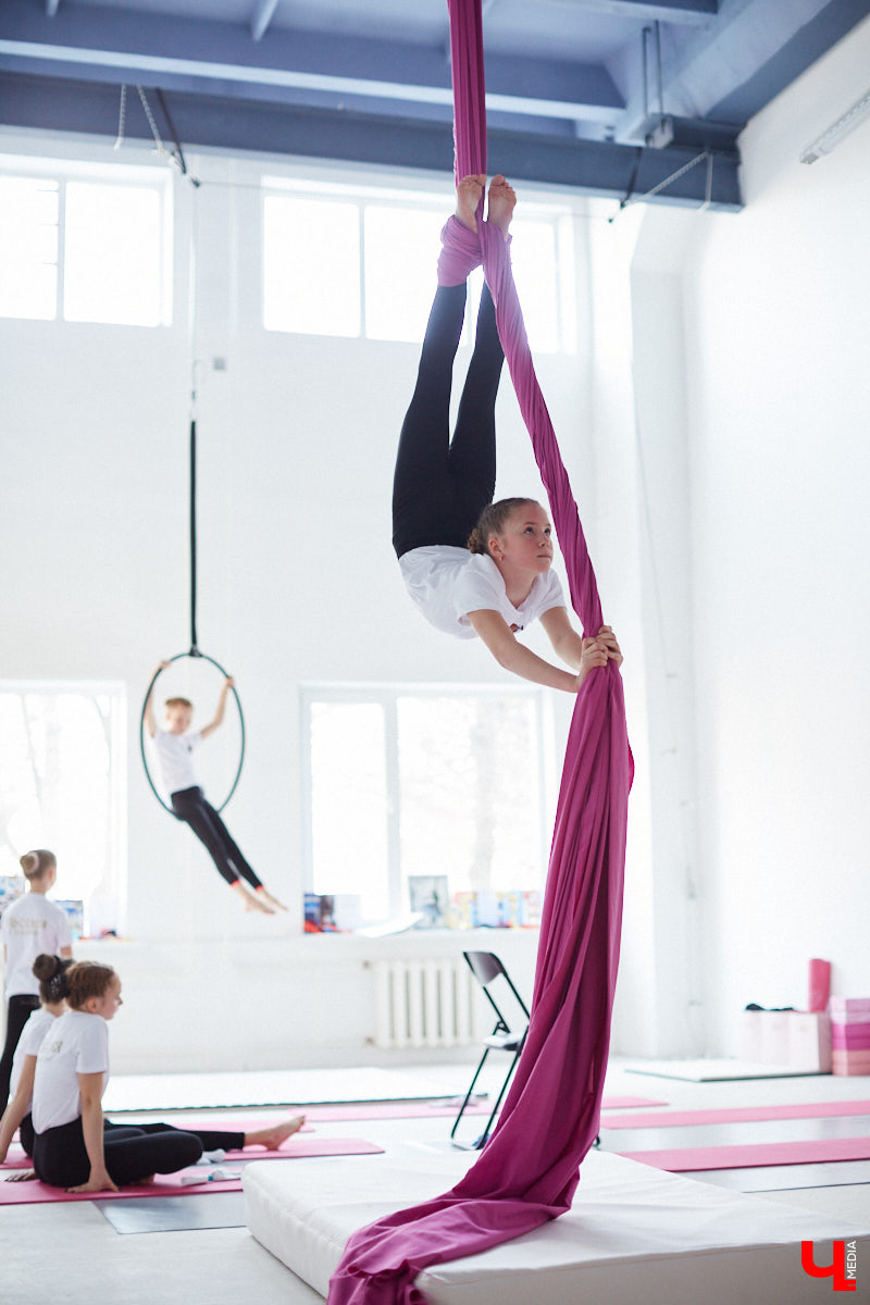 Кристина Сапилова — воздушная гимнастка. И не только! С 2017 года она тренирует целую команду. Мы побывали на занятиях юных дарований и пообщались с их наставницей о красивом, но сложном виде спорта.