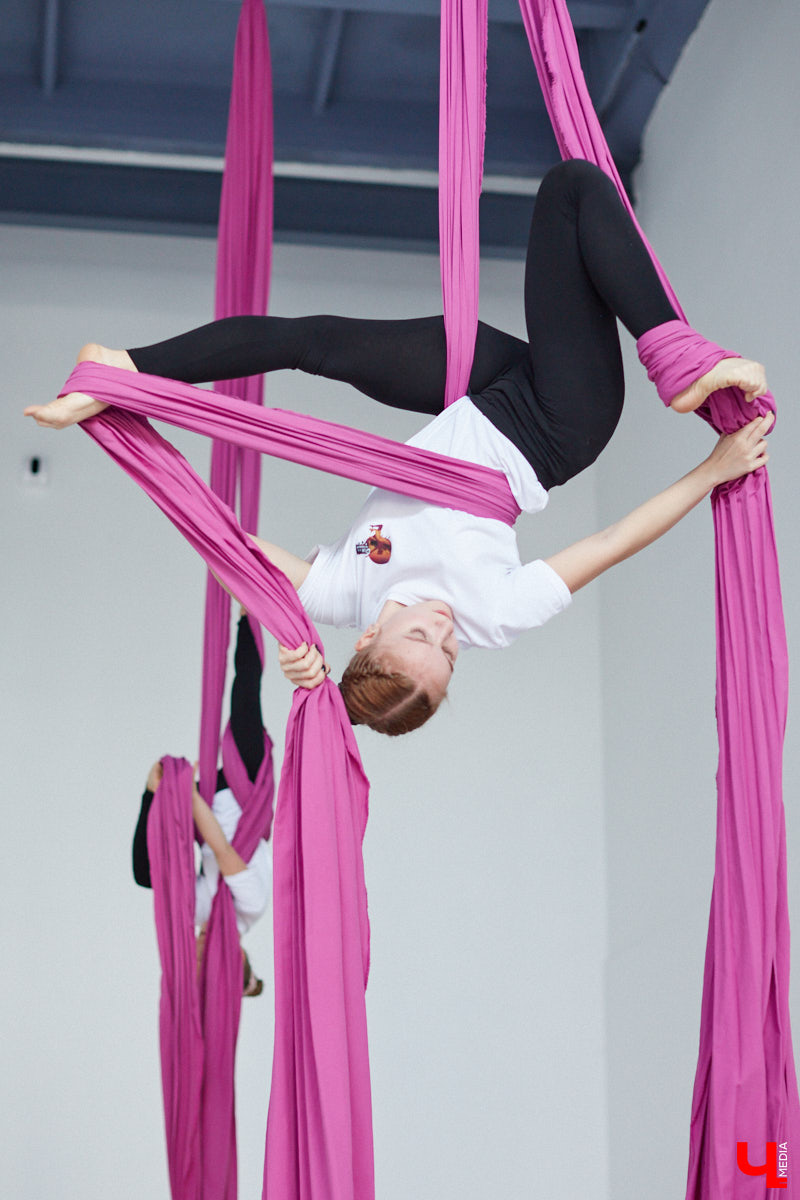 Кристина Сапилова — воздушная гимнастка. И не только! С 2017 года она тренирует целую команду. Мы побывали на занятиях юных дарований и пообщались с их наставницей о красивом, но сложном виде спорта.