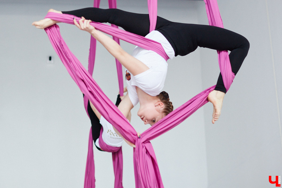Кристина Сапилова — воздушная гимнастка. И не только! С 2017 года она тренирует целую команду. Мы побывали на занятиях юных дарований и пообщались с их наставницей о красивом, но сложном виде спорта.
