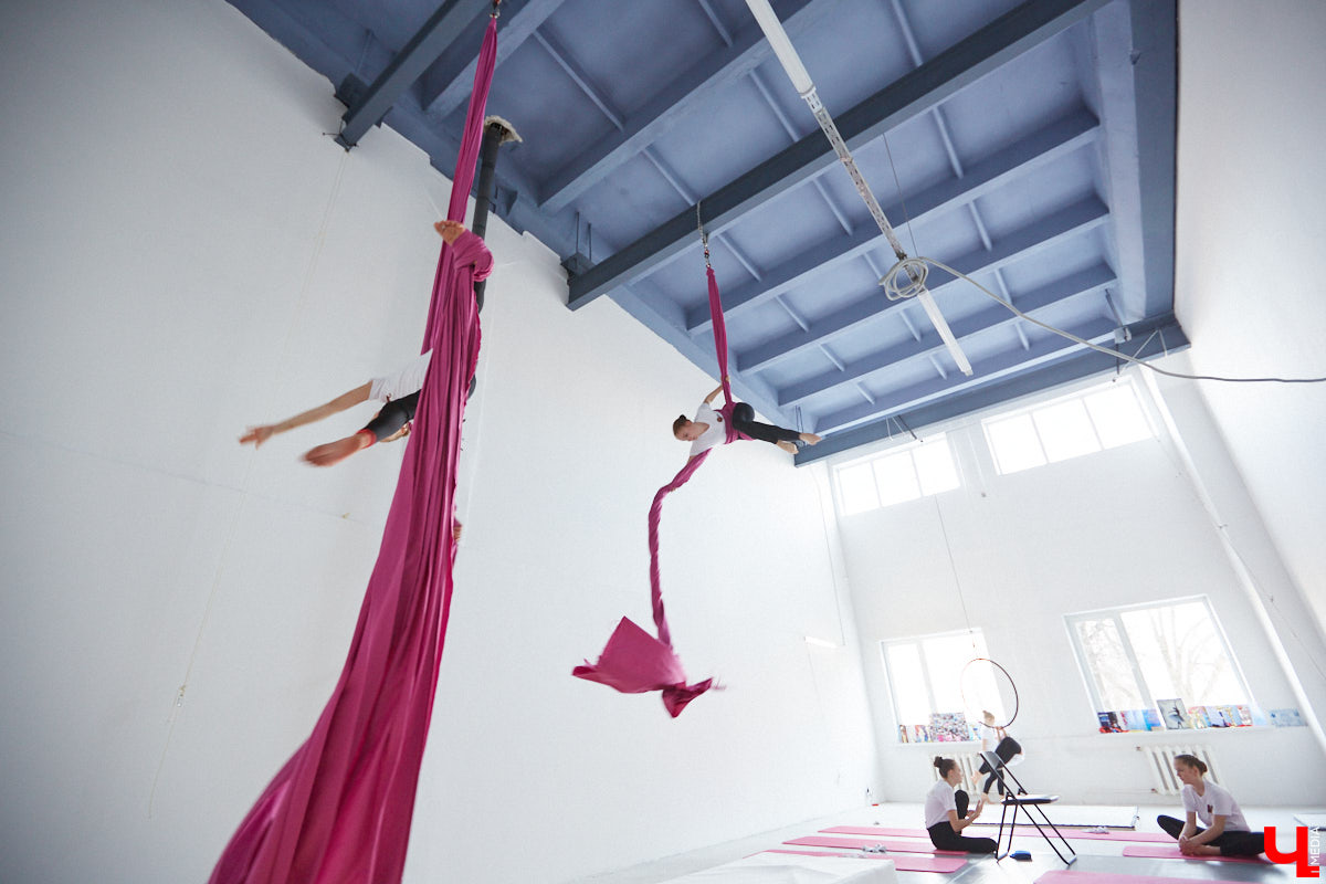 Кристина Сапилова — воздушная гимнастка. И не только! С 2017 года она тренирует целую команду. Мы побывали на занятиях юных дарований и пообщались с их наставницей о красивом, но сложном виде спорта.