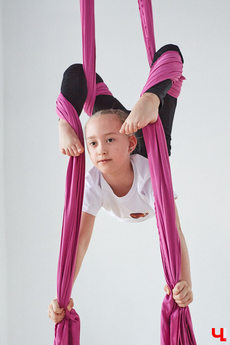 Кристина Сапилова — воздушная гимнастка. И не только! С 2017 года она тренирует целую команду. Мы побывали на занятиях юных дарований и пообщались с их наставницей о красивом, но сложном виде спорта.