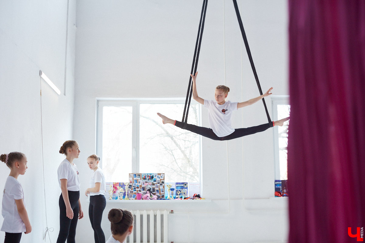 Кристина Сапилова — воздушная гимнастка. И не только! С 2017 года она тренирует целую команду. Мы побывали на занятиях юных дарований и пообщались с их наставницей о красивом, но сложном виде спорта.