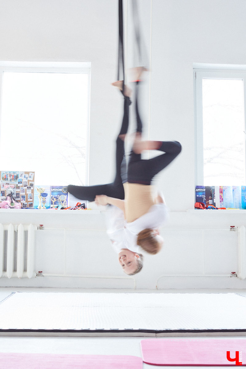 Кристина Сапилова — воздушная гимнастка. И не только! С 2017 года она тренирует целую команду. Мы побывали на занятиях юных дарований и пообщались с их наставницей о красивом, но сложном виде спорта.