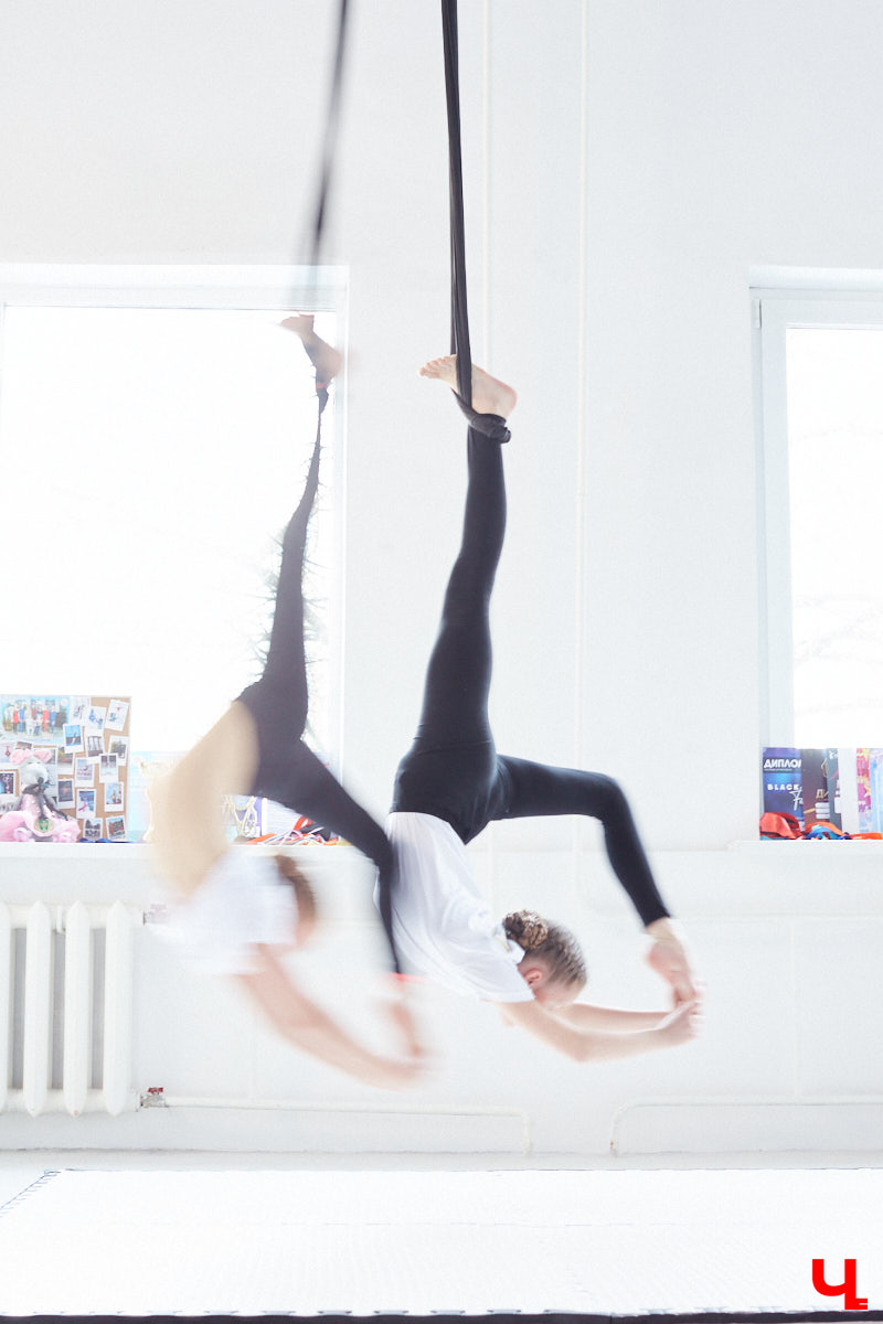 Кристина Сапилова — воздушная гимнастка. И не только! С 2017 года она тренирует целую команду. Мы побывали на занятиях юных дарований и пообщались с их наставницей о красивом, но сложном виде спорта.