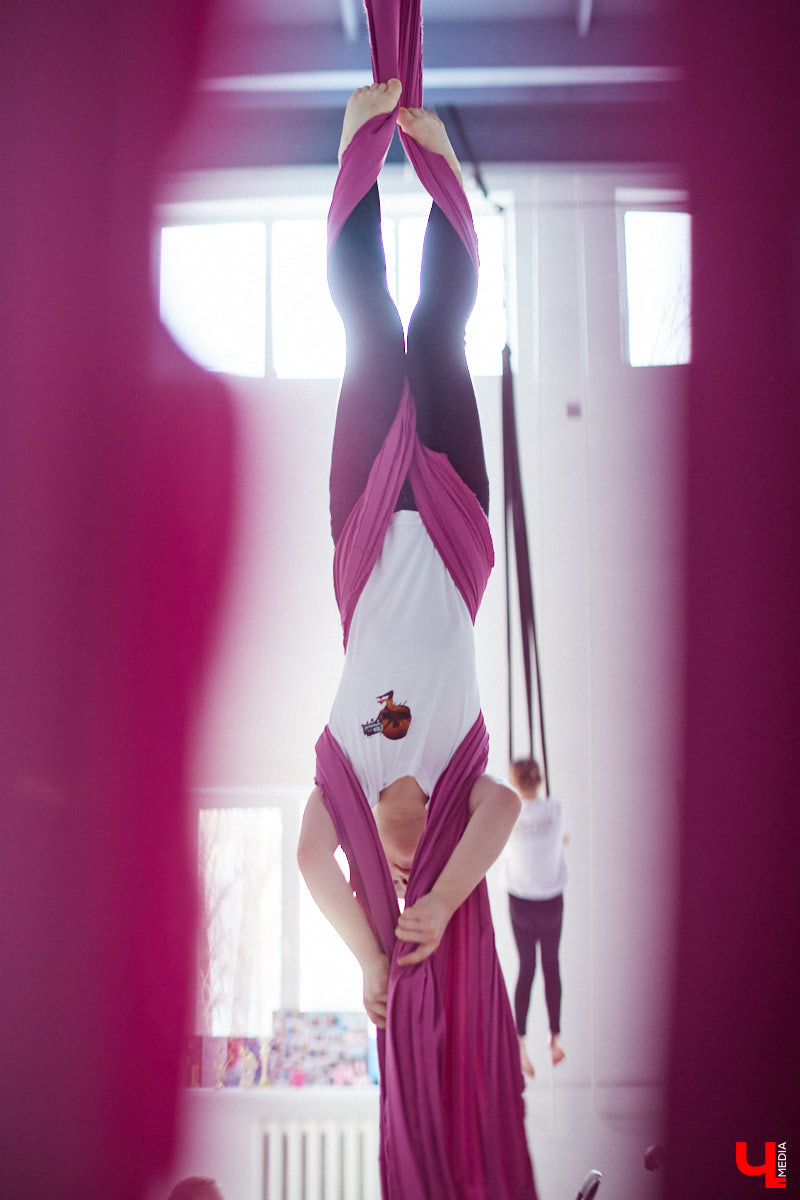 Кристина Сапилова — воздушная гимнастка. И не только! С 2017 года она тренирует целую команду. Мы побывали на занятиях юных дарований и пообщались с их наставницей о красивом, но сложном виде спорта.