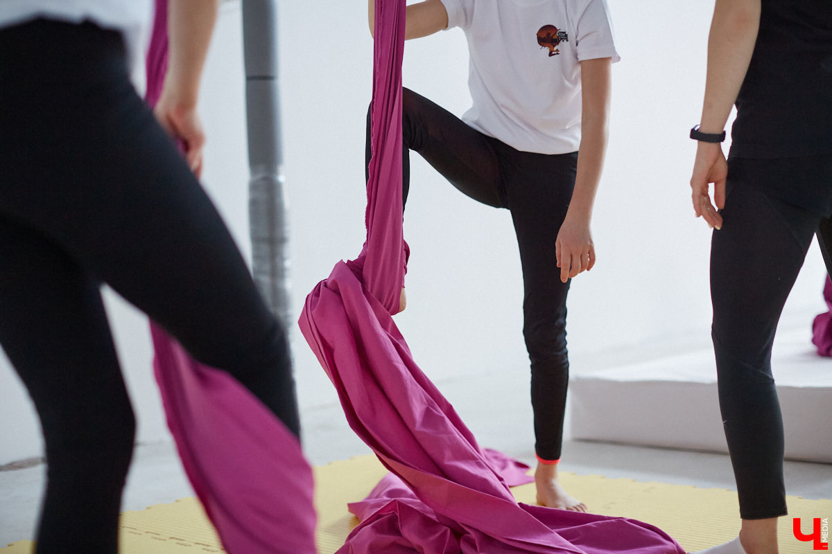 Кристина Сапилова — воздушная гимнастка. И не только! С 2017 года она тренирует целую команду. Мы побывали на занятиях юных дарований и пообщались с их наставницей о красивом, но сложном виде спорта.