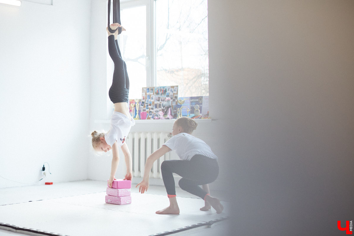 Кристина Сапилова — воздушная гимнастка. И не только! С 2017 года она тренирует целую команду. Мы побывали на занятиях юных дарований и пообщались с их наставницей о красивом, но сложном виде спорта.