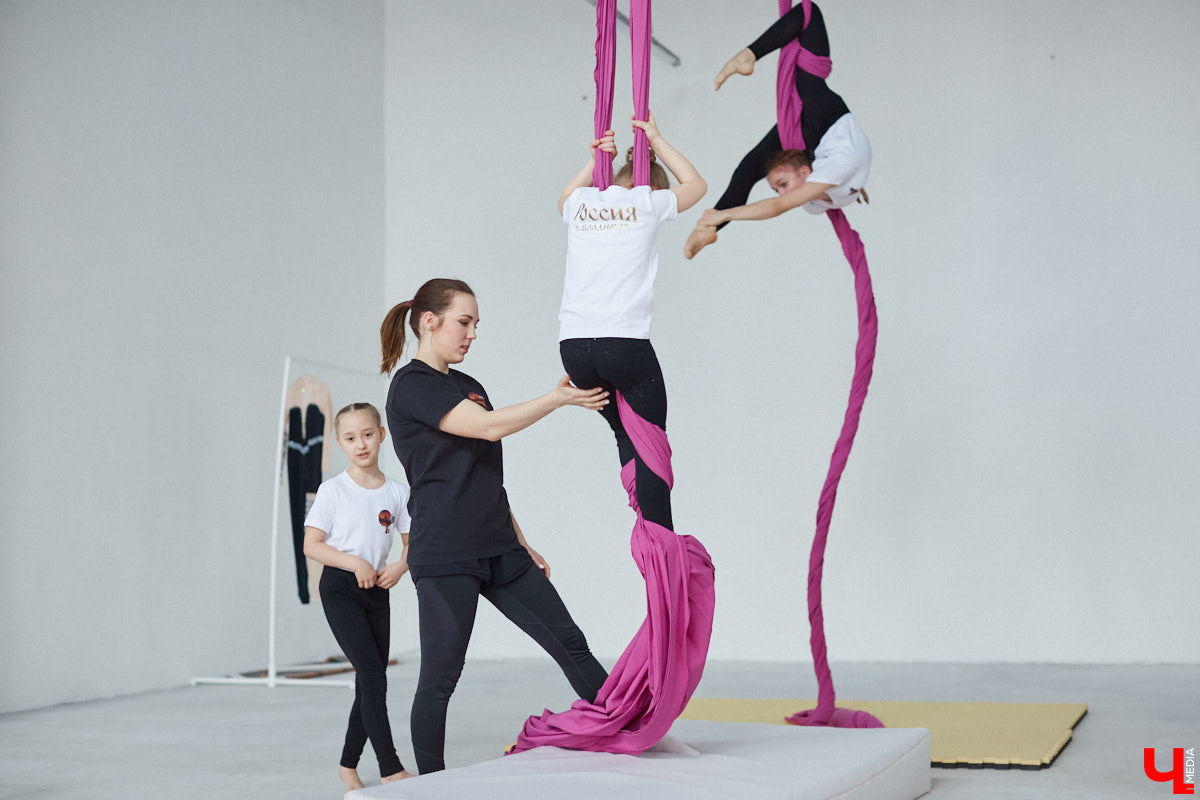 Кристина Сапилова — воздушная гимнастка. И не только! С 2017 года она тренирует целую команду. Мы побывали на занятиях юных дарований и пообщались с их наставницей о красивом, но сложном виде спорта.
