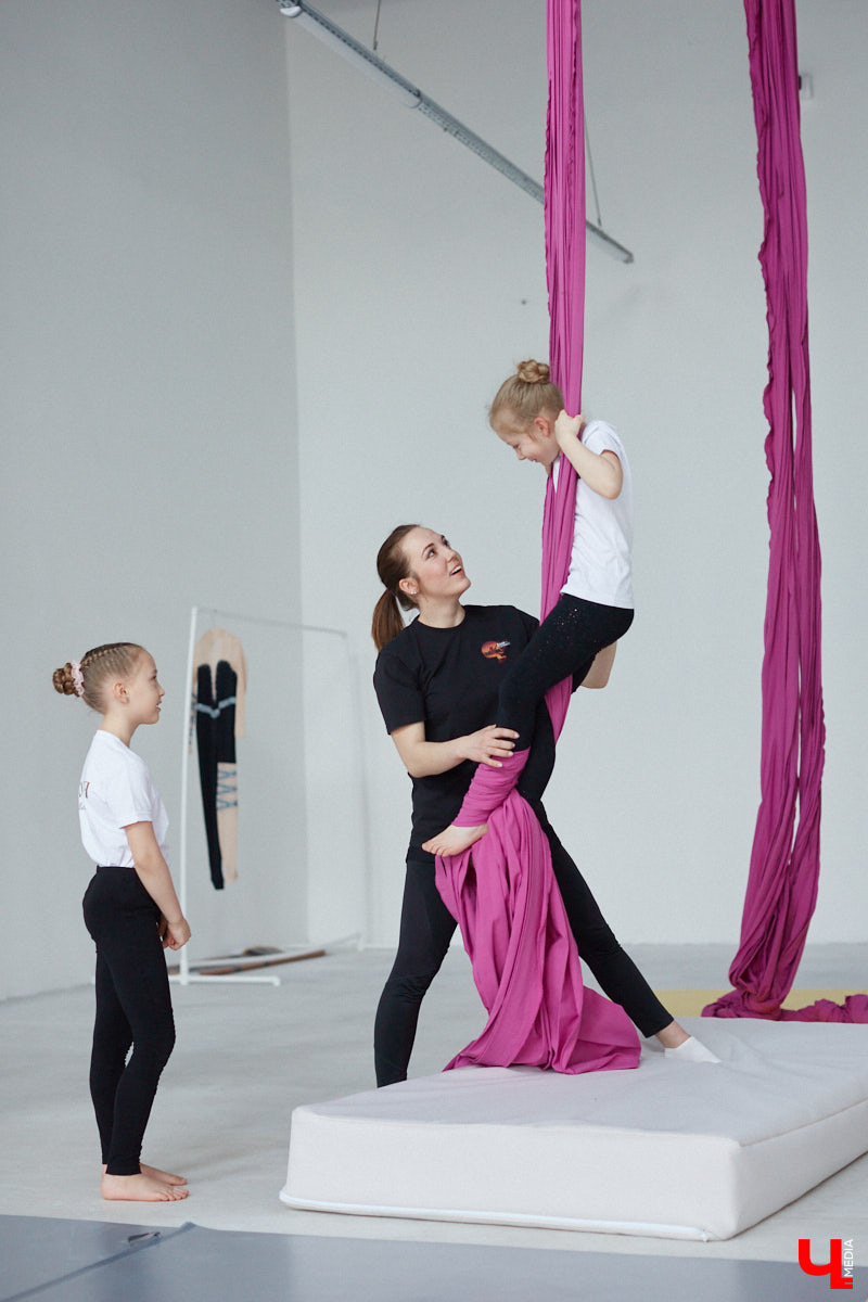 Кристина Сапилова — воздушная гимнастка. И не только! С 2017 года она тренирует целую команду. Мы побывали на занятиях юных дарований и пообщались с их наставницей о красивом, но сложном виде спорта.