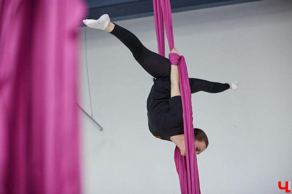 Кристина Сапилова — воздушная гимнастка. И не только! С 2017 года она тренирует целую команду. Мы побывали на занятиях юных дарований и пообщались с их наставницей о красивом, но сложном виде спорта.