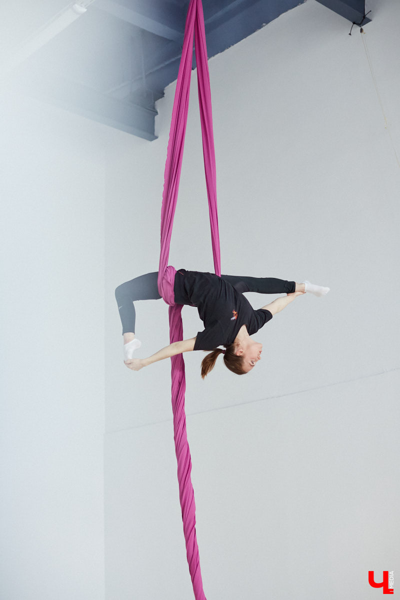 Кристина Сапилова — воздушная гимнастка. И не только! С 2017 года она тренирует целую команду. Мы побывали на занятиях юных дарований и пообщались с их наставницей о красивом, но сложном виде спорта.