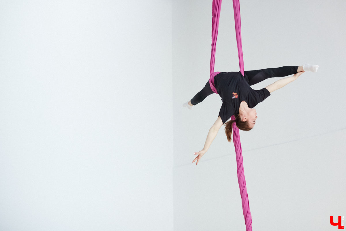 Кристина Сапилова — воздушная гимнастка. И не только! С 2017 года она тренирует целую команду. Мы побывали на занятиях юных дарований и пообщались с их наставницей о красивом, но сложном виде спорта.