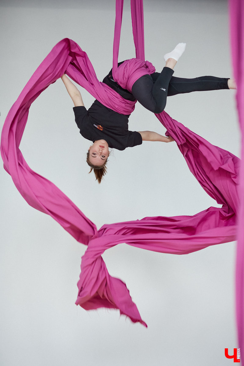 Кристина Сапилова — воздушная гимнастка. И не только! С 2017 года она тренирует целую команду. Мы побывали на занятиях юных дарований и пообщались с их наставницей о красивом, но сложном виде спорта.