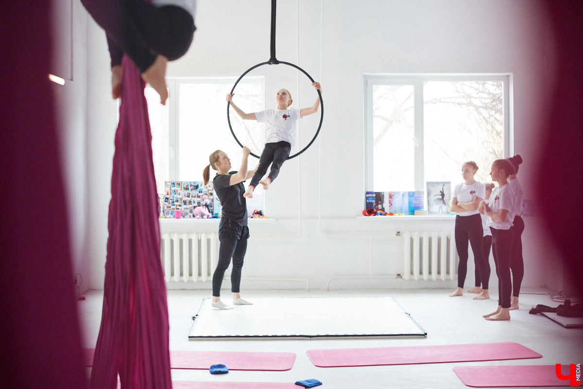 Кристина Сапилова — воздушная гимнастка. И не только! С 2017 года она тренирует целую команду. Мы побывали на занятиях юных дарований и пообщались с их наставницей о красивом, но сложном виде спорта.