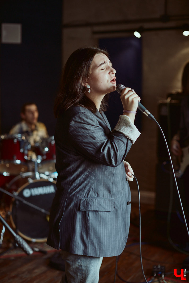 Солистка «ШЛЯПЫ» снова на телеэкранах и слушает комплименты от Басты. Общаемся с Кирой Гоголадзе и узнаем, чем продолжился проект «Голос. Дети» для владимирской вокалистки.