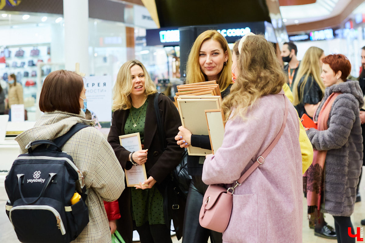 Как привычное и популярное место становится модным арт-пространством: в одном из самых крупных торговых комплексов Владимира открылась дебютная выставка местных художников.