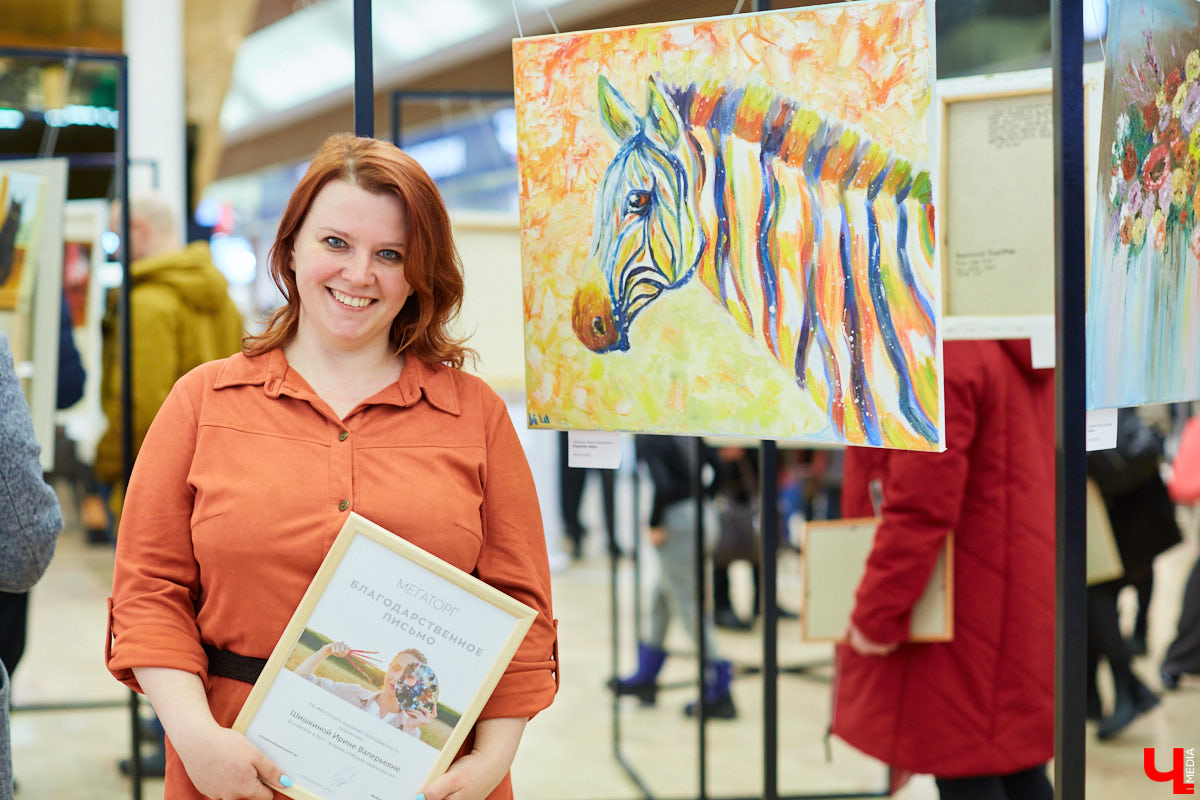 Как привычное и популярное место становится модным арт-пространством: в одном из самых крупных торговых комплексов Владимира открылась дебютная выставка местных художников.