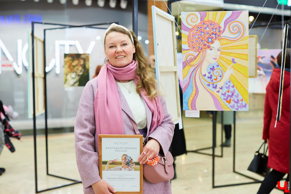 Как привычное и популярное место становится модным арт-пространством: в одном из самых крупных торговых комплексов Владимира открылась дебютная выставка местных художников.