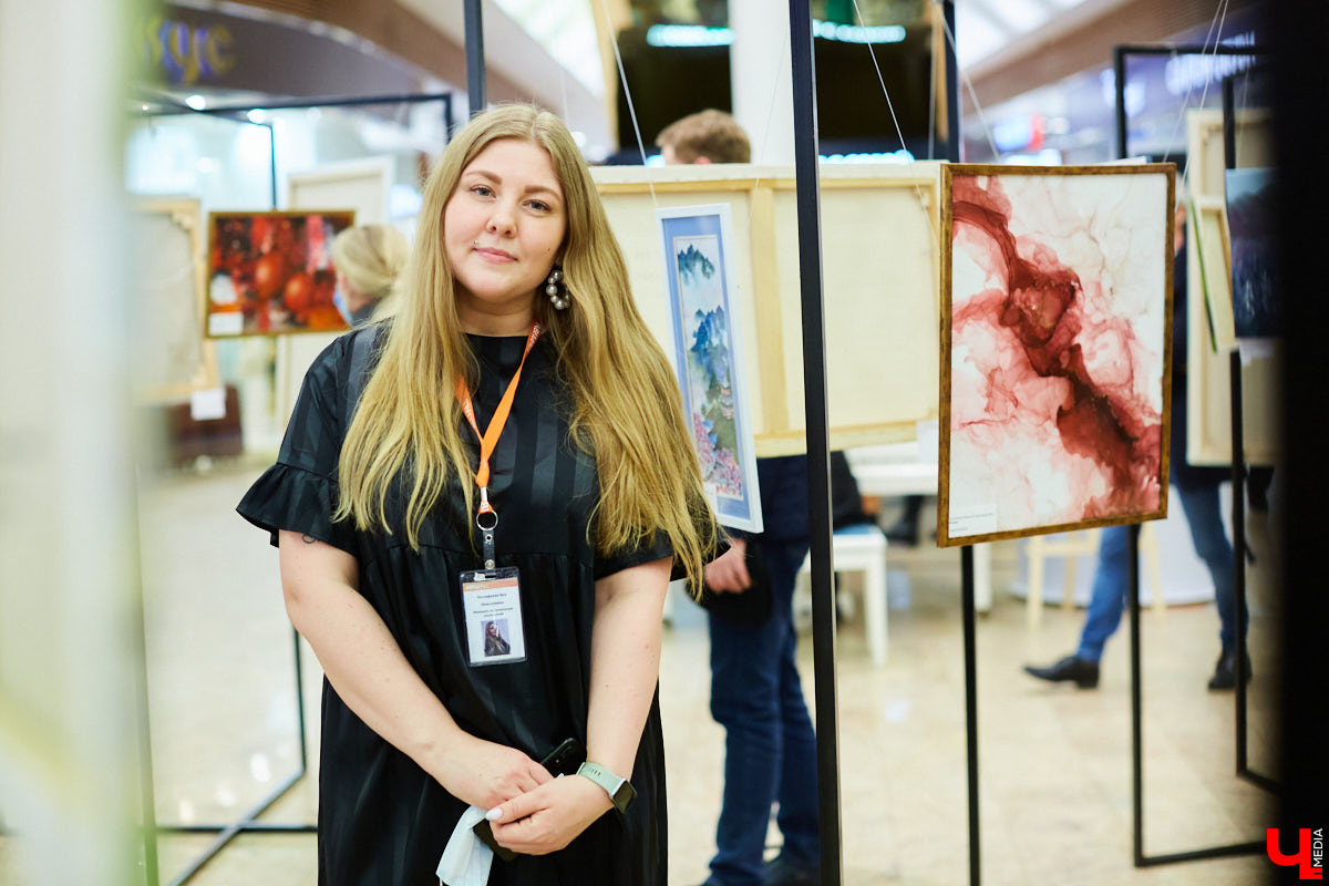 Как привычное и популярное место становится модным арт-пространством: в одном из самых крупных торговых комплексов Владимира открылась дебютная выставка местных художников.