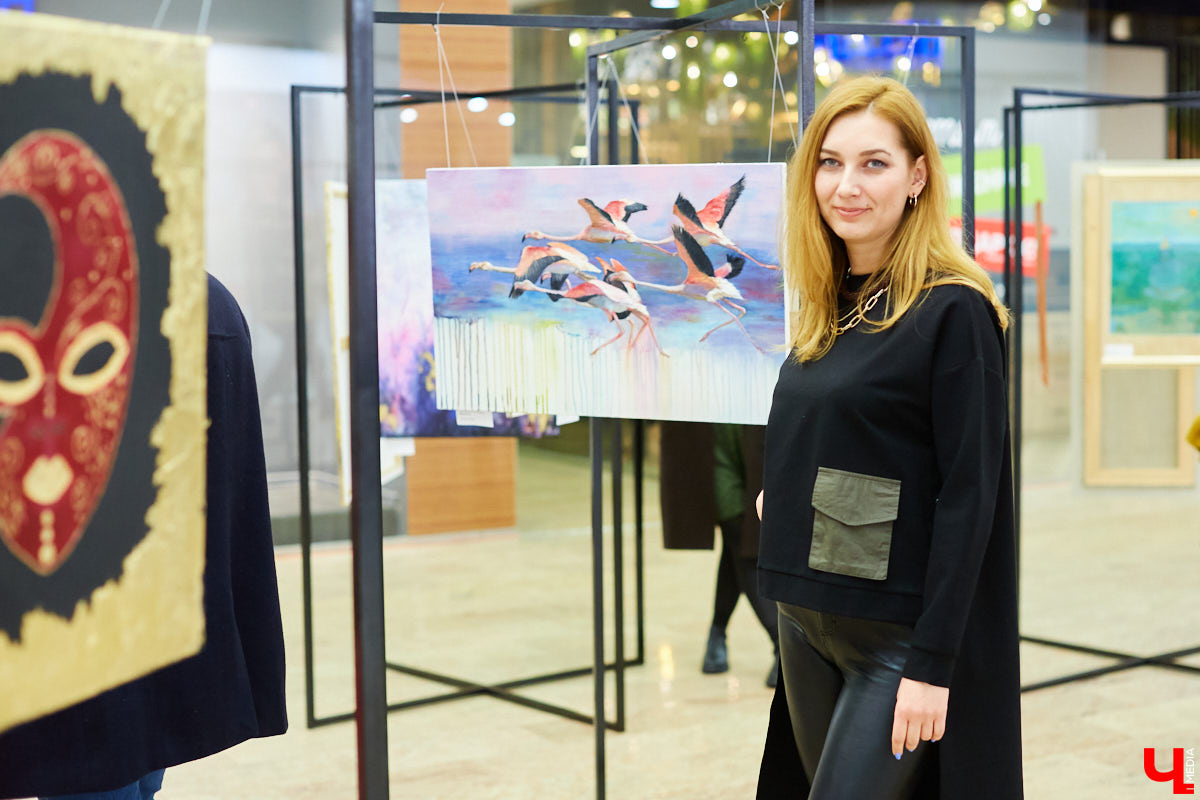 Как привычное и популярное место становится модным арт-пространством: в одном из самых крупных торговых комплексов Владимира открылась дебютная выставка местных художников.
