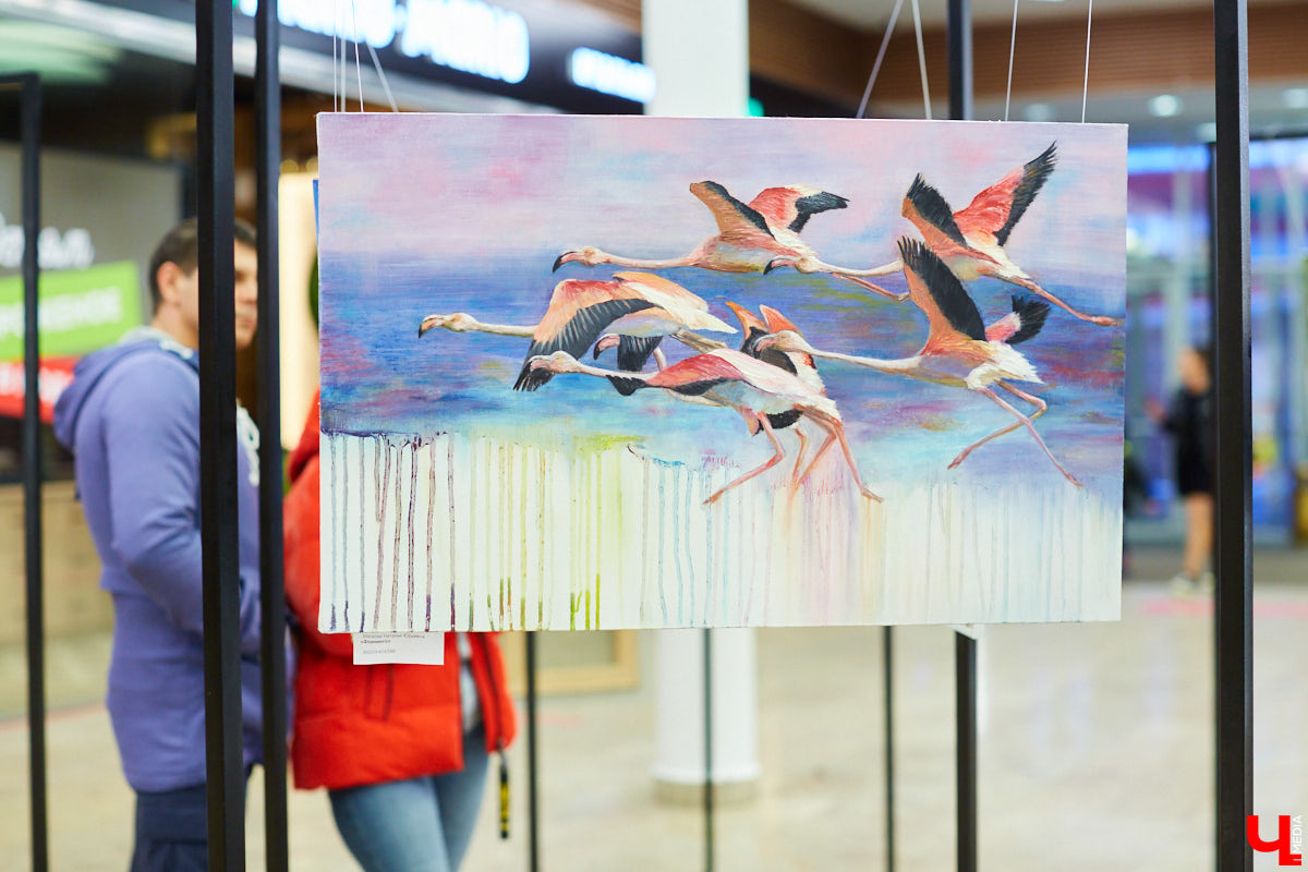 Как привычное и популярное место становится модным арт-пространством: в одном из самых крупных торговых комплексов Владимира открылась дебютная выставка местных художников.