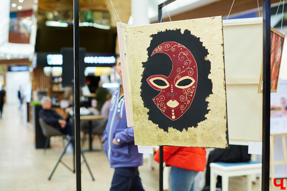 Как привычное и популярное место становится модным арт-пространством: в одном из самых крупных торговых комплексов Владимира открылась дебютная выставка местных художников.