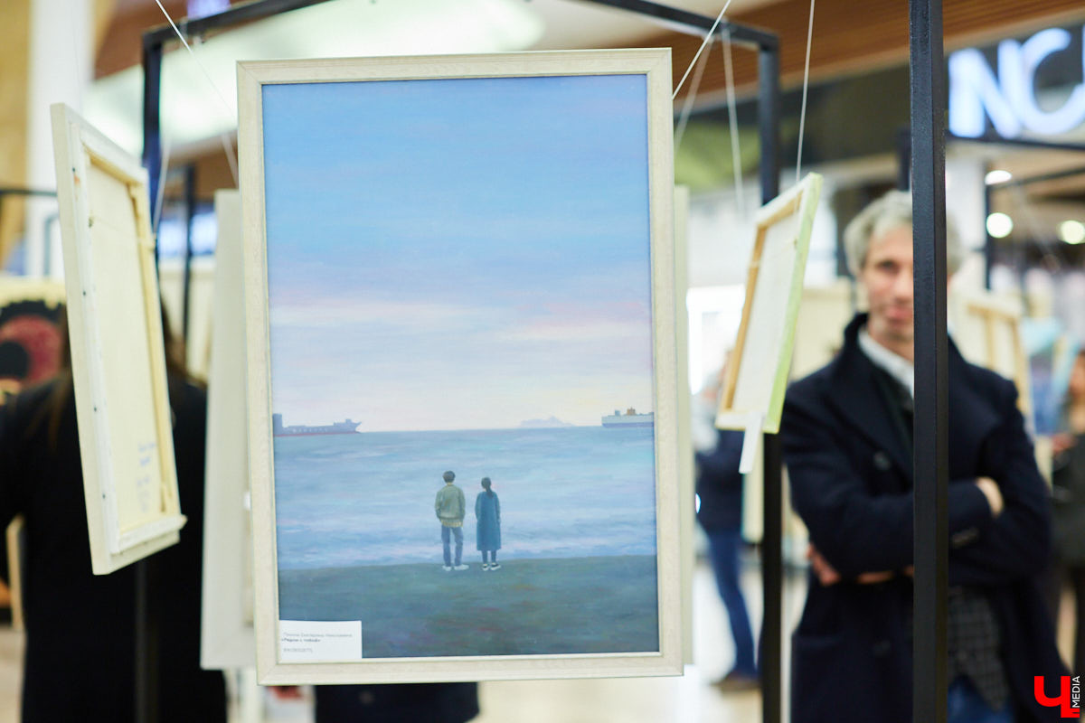 Как привычное и популярное место становится модным арт-пространством: в одном из самых крупных торговых комплексов Владимира открылась дебютная выставка местных художников.