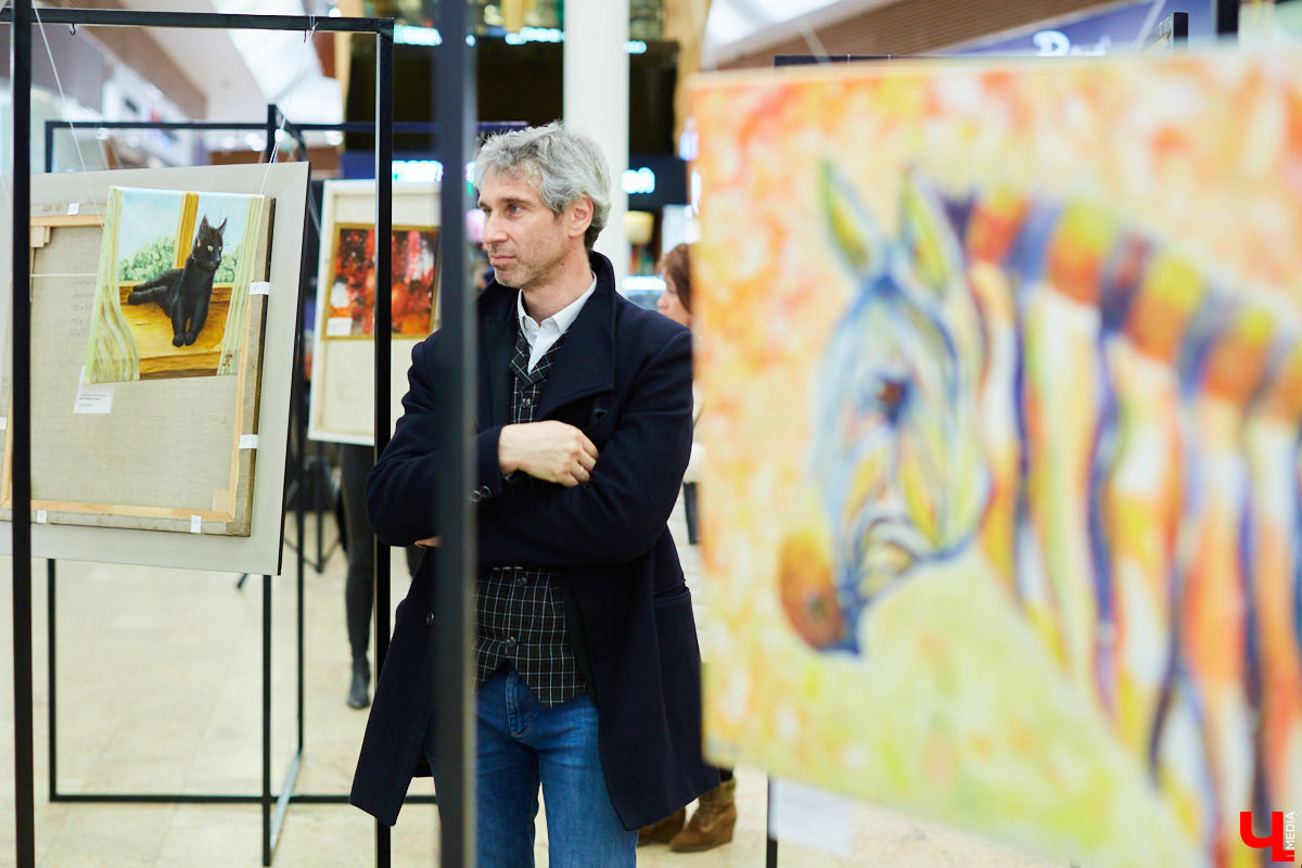 Как привычное и популярное место становится модным арт-пространством: в одном из самых крупных торговых комплексов Владимира открылась дебютная выставка местных художников.