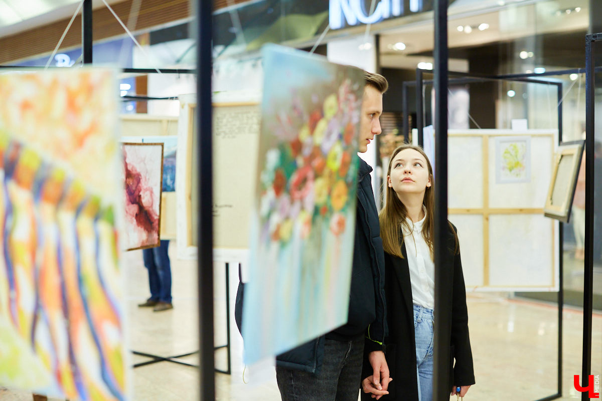 Как привычное и популярное место становится модным арт-пространством: в одном из самых крупных торговых комплексов Владимира открылась дебютная выставка местных художников.