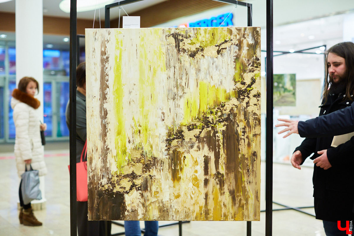Как привычное и популярное место становится модным арт-пространством: в одном из самых крупных торговых комплексов Владимира открылась дебютная выставка местных художников.