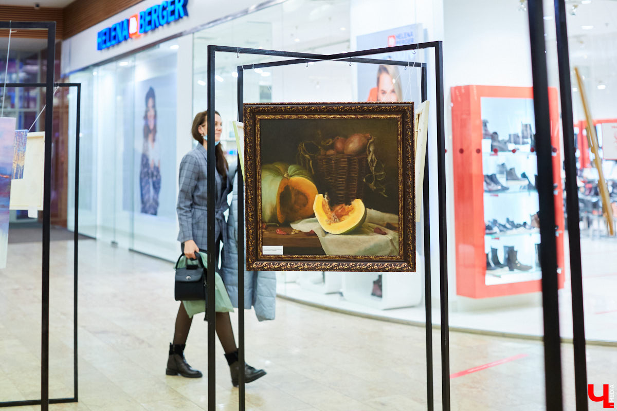 Как привычное и популярное место становится модным арт-пространством: в одном из самых крупных торговых комплексов Владимира открылась дебютная выставка местных художников.