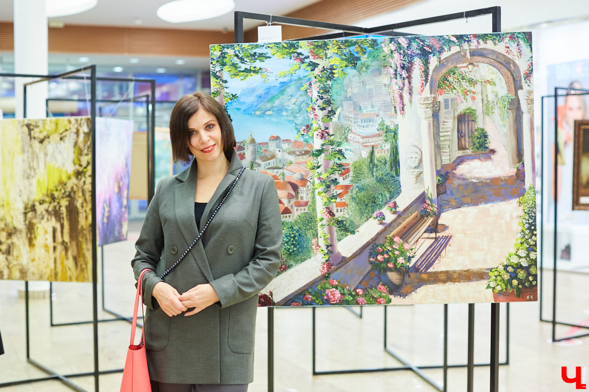 Как привычное и популярное место становится модным арт-пространством: в одном из самых крупных торговых комплексов Владимира открылась дебютная выставка местных художников.