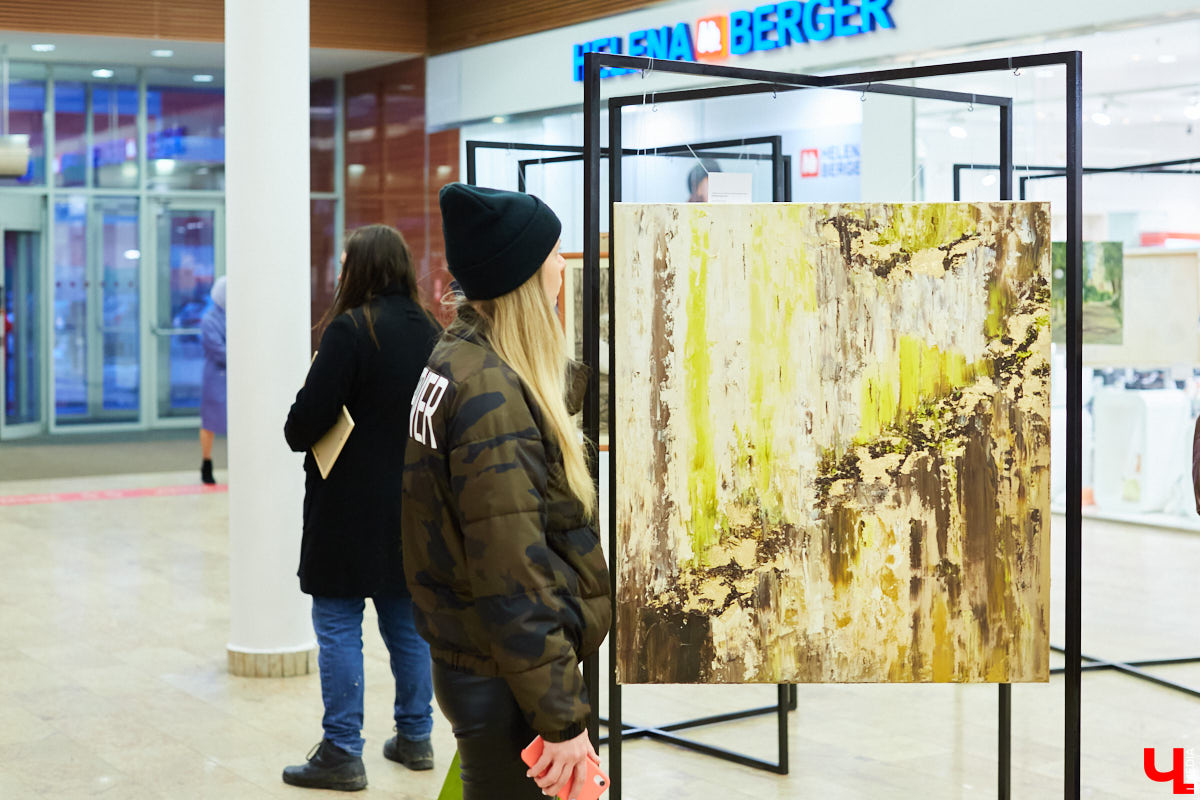 Как привычное и популярное место становится модным арт-пространством: в одном из самых крупных торговых комплексов Владимира открылась дебютная выставка местных художников.