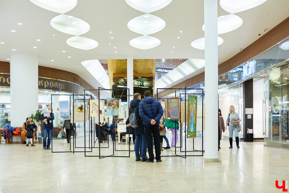 Как привычное и популярное место становится модным арт-пространством: в одном из самых крупных торговых комплексов Владимира открылась дебютная выставка местных художников.