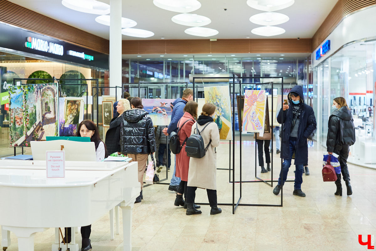 Как привычное и популярное место становится модным арт-пространством: в одном из самых крупных торговых комплексов Владимира открылась дебютная выставка местных художников.