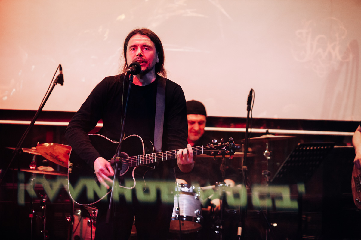 Жизнь потихоньку возвращается на круги своя: отмененные ранее из-за пандемии концерты проходят один за другим. Вот дошла очередь и до группы «Калинов мост».