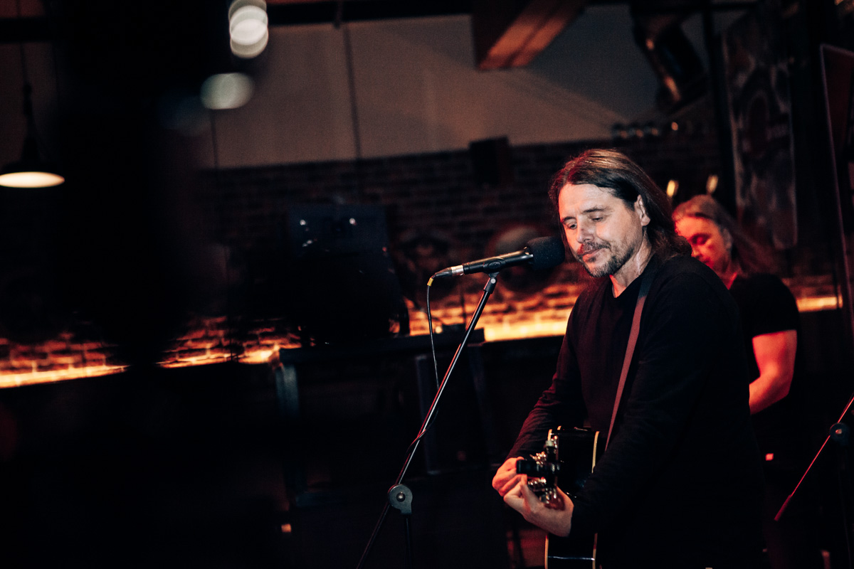 Жизнь потихоньку возвращается на круги своя: отмененные ранее из-за пандемии концерты проходят один за другим. Вот дошла очередь и до группы «Калинов мост».