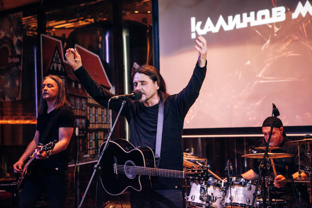 Жизнь потихоньку возвращается на круги своя: отмененные ранее из-за пандемии концерты проходят один за другим. Вот дошла очередь и до группы «Калинов мост».