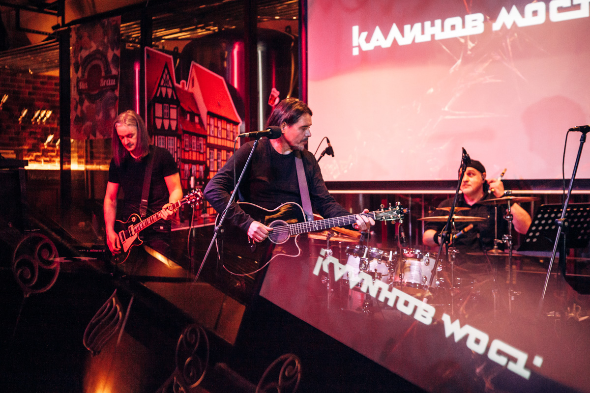 Жизнь потихоньку возвращается на круги своя: отмененные ранее из-за пандемии концерты проходят один за другим. Вот дошла очередь и до группы «Калинов мост».