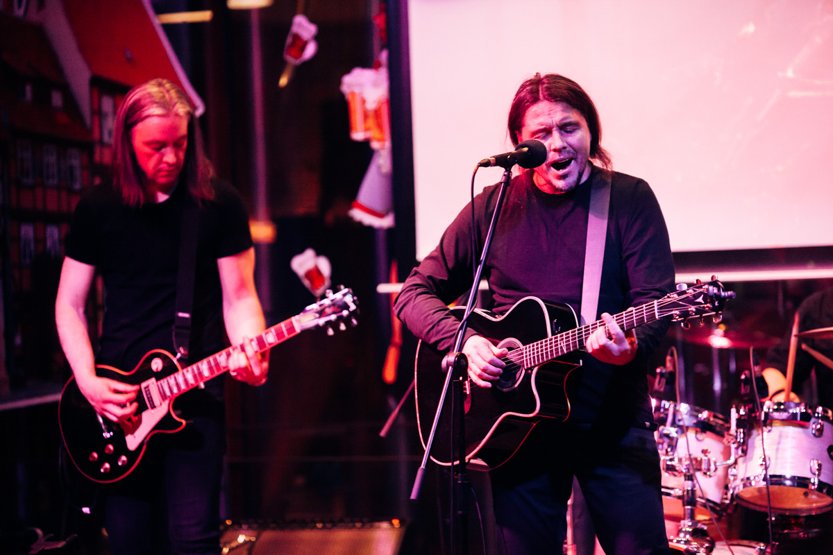 Жизнь потихоньку возвращается на круги своя: отмененные ранее из-за пандемии концерты проходят один за другим. Вот дошла очередь и до группы «Калинов мост».