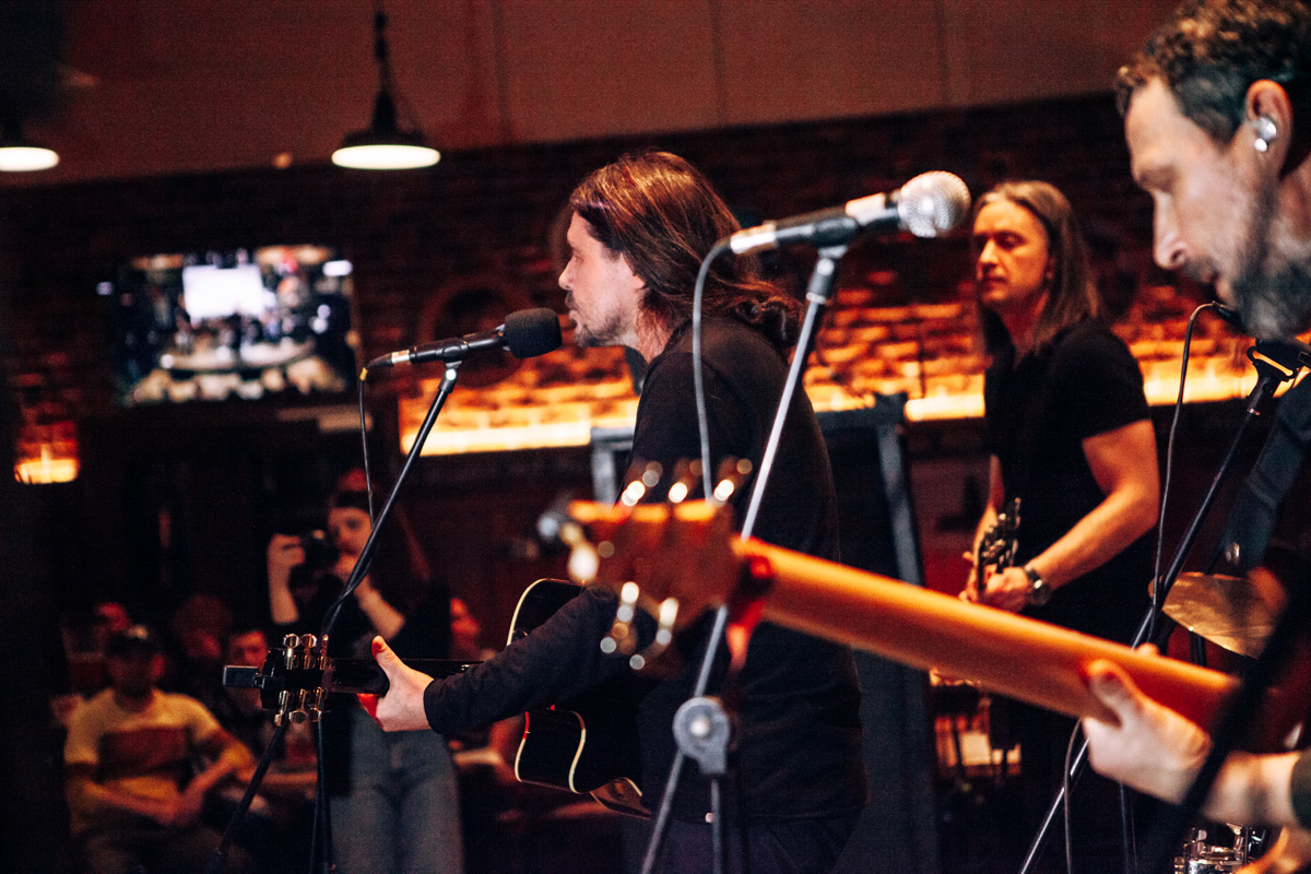 Жизнь потихоньку возвращается на круги своя: отмененные ранее из-за пандемии концерты проходят один за другим. Вот дошла очередь и до группы «Калинов мост».