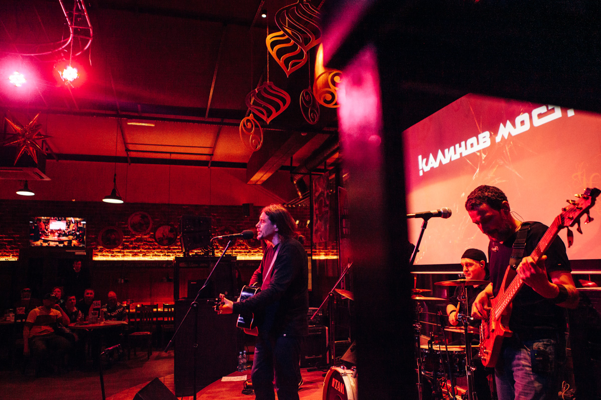 Жизнь потихоньку возвращается на круги своя: отмененные ранее из-за пандемии концерты проходят один за другим. Вот дошла очередь и до группы «Калинов мост».