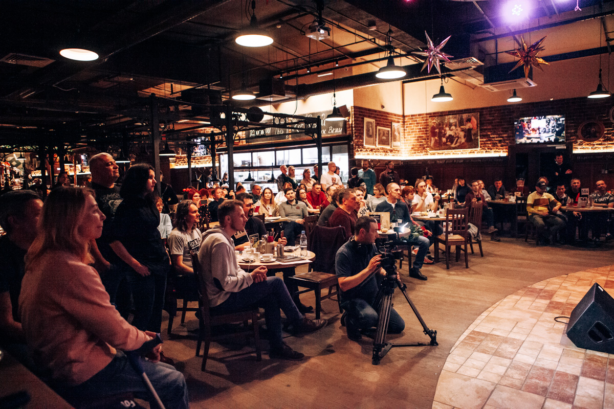 Жизнь потихоньку возвращается на круги своя: отмененные ранее из-за пандемии концерты проходят один за другим. Вот дошла очередь и до группы «Калинов мост».