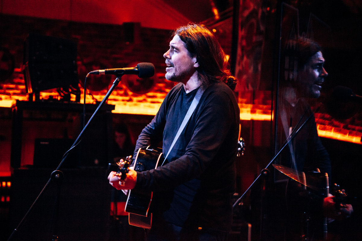 Жизнь потихоньку возвращается на круги своя: отмененные ранее из-за пандемии концерты проходят один за другим. Вот дошла очередь и до группы «Калинов мост».