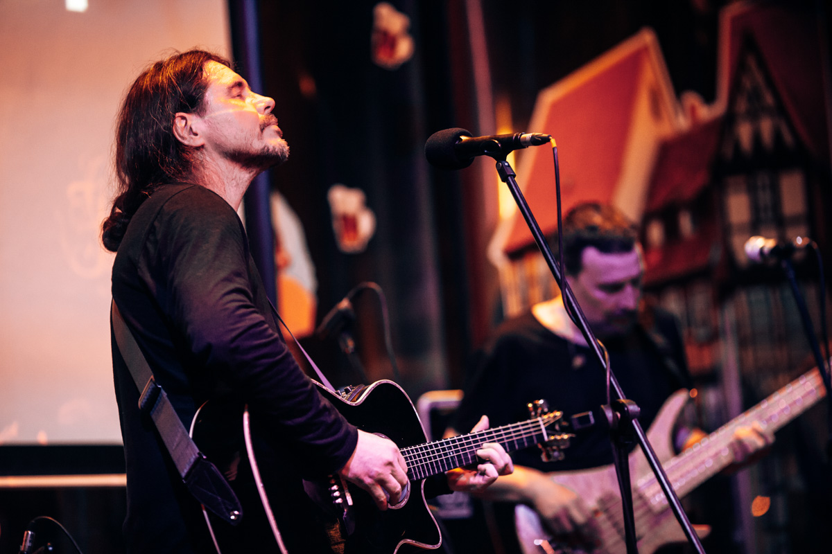 Жизнь потихоньку возвращается на круги своя: отмененные ранее из-за пандемии концерты проходят один за другим. Вот дошла очередь и до группы «Калинов мост».