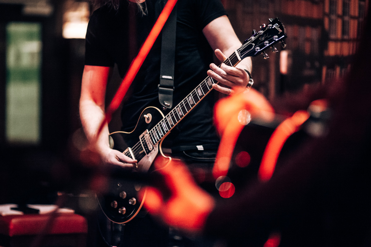 Жизнь потихоньку возвращается на круги своя: отмененные ранее из-за пандемии концерты проходят один за другим. Вот дошла очередь и до группы «Калинов мост».