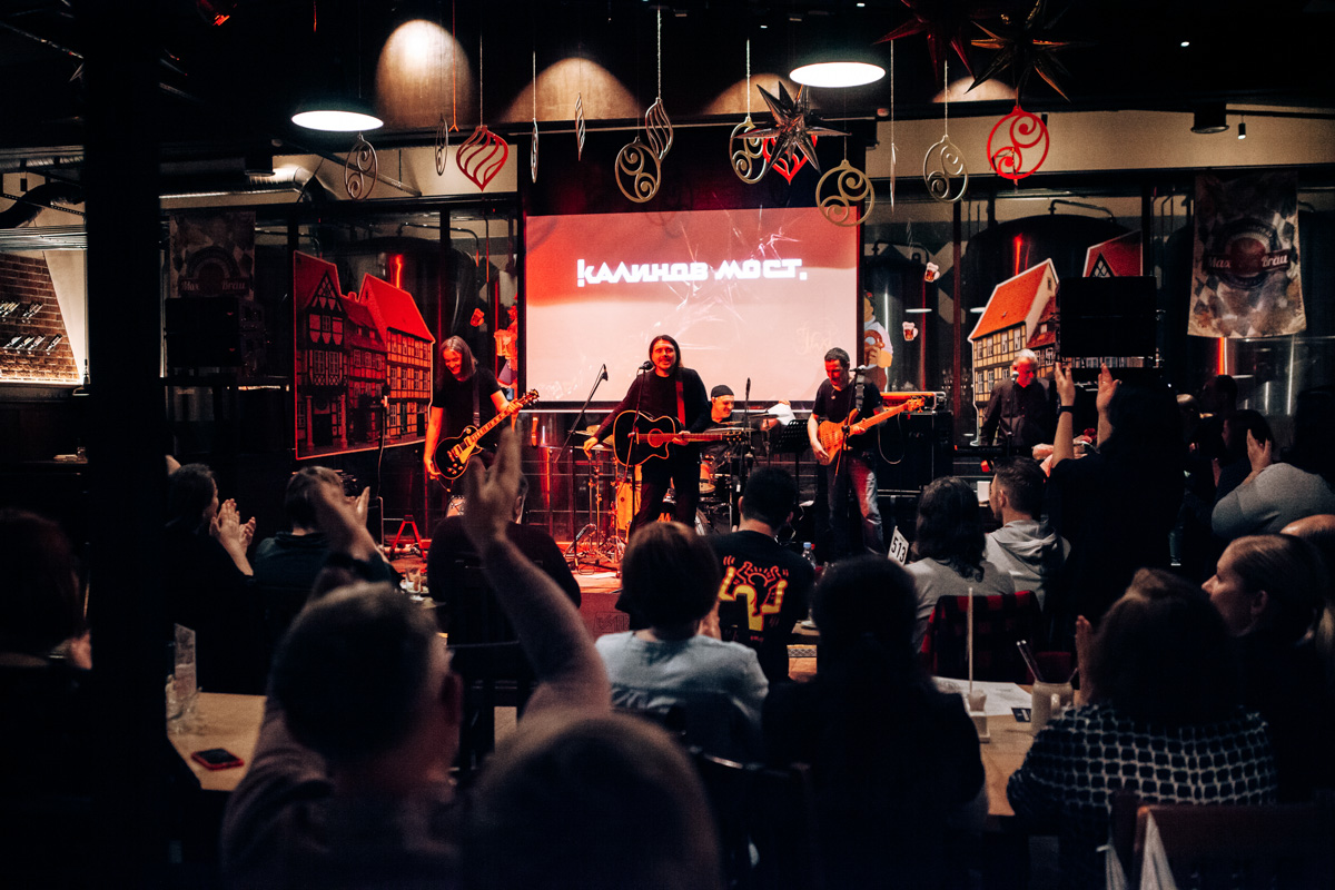 Жизнь потихоньку возвращается на круги своя: отмененные ранее из-за пандемии концерты проходят один за другим. Вот дошла очередь и до группы «Калинов мост».